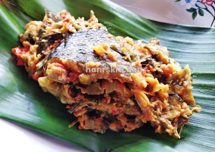 Pepes ikan patin tempoyak (khas Palembang)