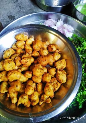 A picture of Besan pakodi.