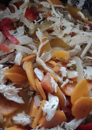 Una foto de Escabeche con pollo desmenuzado