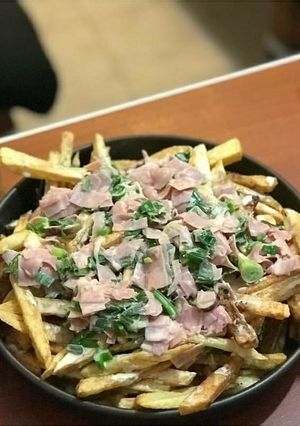 Una foto de Papas con crema verdeo y jamón