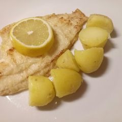A picture of Platessa alla Mugnaia - pan fried plaice fillet.