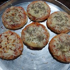 A picture of Peppery mini cheese pizza 🍕😋.