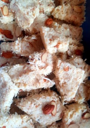 नारीयल की बर्फी (nariyal ki barfi recipe in Hindi) रेसिपी मुख्य फोटो