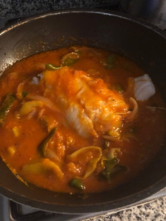 Una foto de Bacalao con verduras y tomate