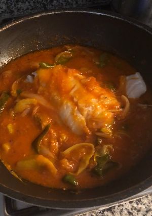 Una foto de Bacalao con verduras y tomate