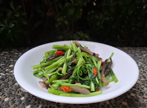 鈣多多料理-木耳空心菜 的食譜成品照片