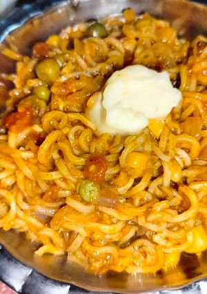 વેજિટેબલ મેગી (Vegetable Maggi Recipe In Gujarati) રેસીપી મુખ્ય ફોટો