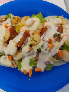 Una foto de Ensalada de mozzarella atún y gambas