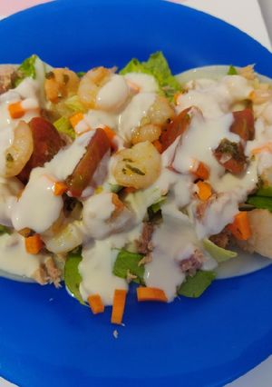 Una foto de Ensalada de mozzarella atún y gambas