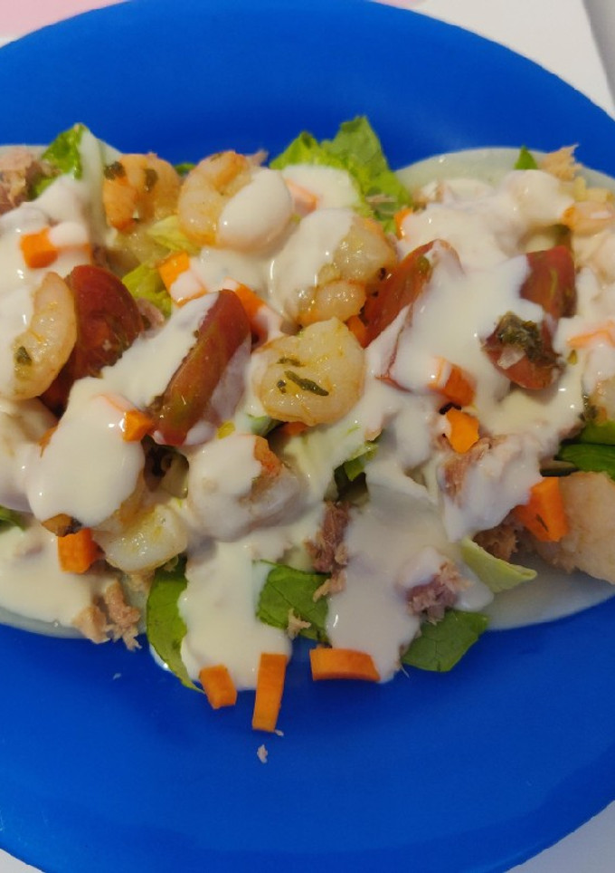 Una foto de Ensalada de mozzarella atún y gambas