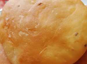 A picture of Aloo pyaaz ki khasta kachori.