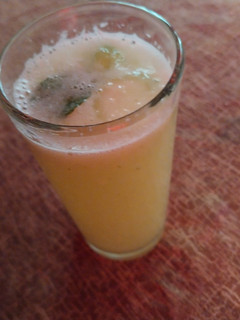 Una foto de 🥒🍋Agua de pepino con limón 🥒🍋