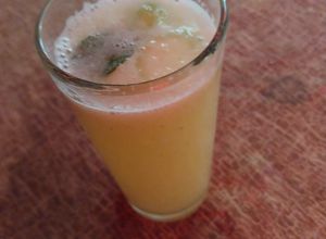 Una foto de 🥒🍋Agua de pepino con limón 🥒🍋