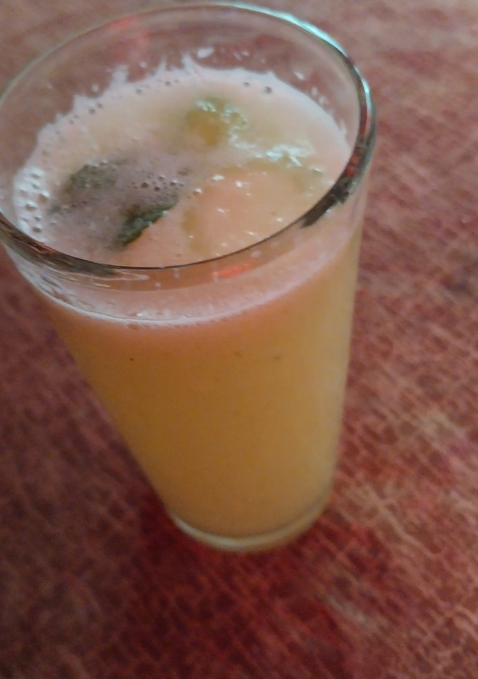 Una foto de 🥒🍋Agua de pepino con limón 🥒🍋