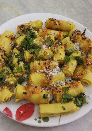 A picture of Khandvi rolls.