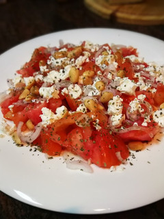 Una foto de Ensalada de tomate con queso griego