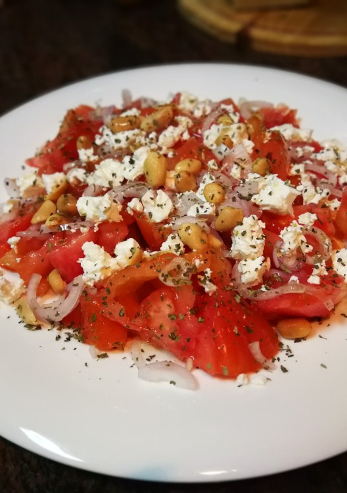 Una foto de Ensalada de tomate con queso griego
