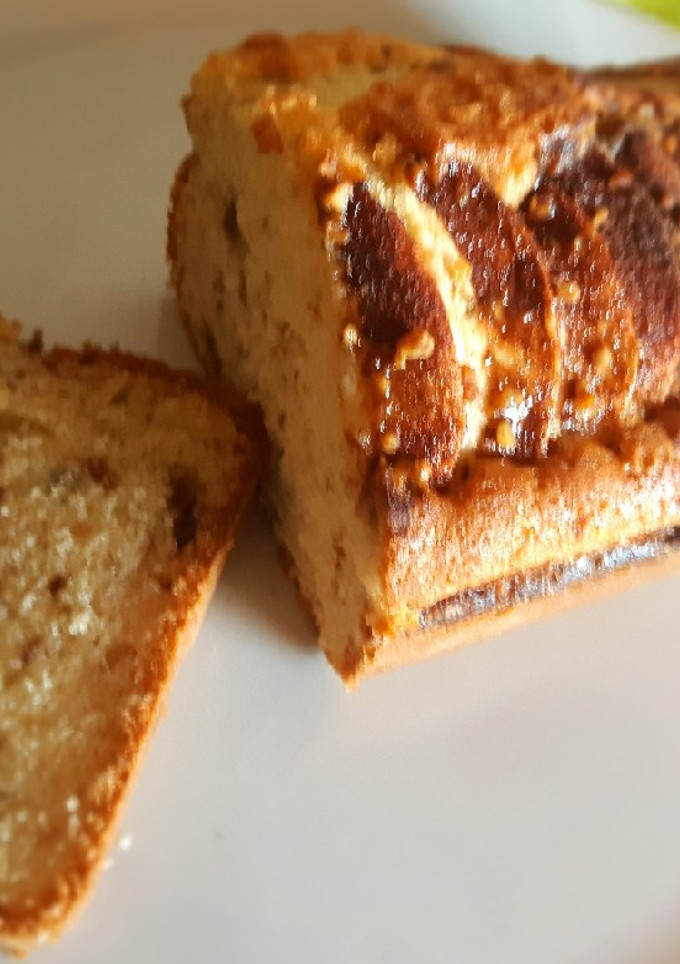 Una foto de Bizcocho con chocolate, manzana, canela y crocanti de almendras
