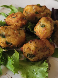 Una foto de Croquetas de patata, espinacas y jamón serrano (con queso curado)