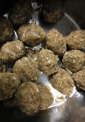 A picture of Wheat flour ladoo.