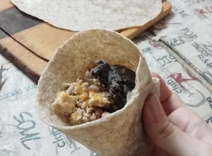 Una foto de Tacos mixtos de Cerdo y Pollo con Dip de Palta y Frijoles Refritos My Way