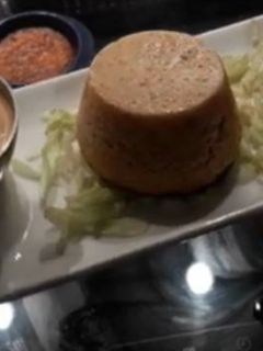 Una foto de Pastel de cabra y gambas al vermú