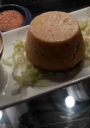 Una foto de Pastel de cabra y gambas al vermú
