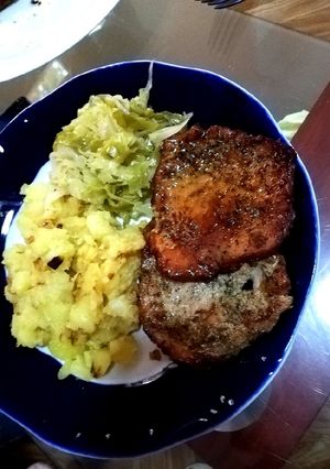Fokhagymás sült karaj, hagymás tört krumpli és párolt káposzta recept fotója