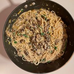 A picture of Spaghetti al porro, funghi di castagno e crème fraîche.