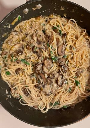 A picture of Spaghetti al porro, funghi di castagno e crème fraîche.