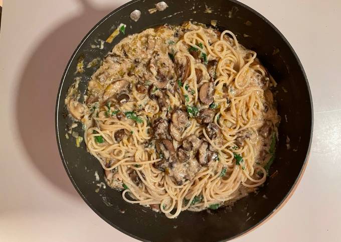 Spaghetti al porro, funghi di castagno e crème fraîche