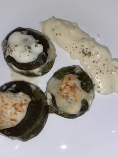 Una foto de Zapallitos Rellenos con Salsa Blanca para acompañar