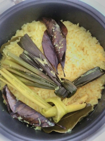 Langkah Mudah untuk Membikin Resep  Nasi kuning ulang tahun praktis yang Bisa Manjain Lidah, Lezat Sekali