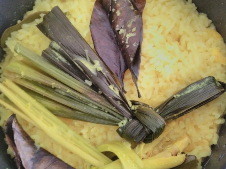 Langkah Mudah untuk Membikin Resep  Nasi kuning ulang tahun praktis yang Bisa Manjain Lidah, Lezat Sekali