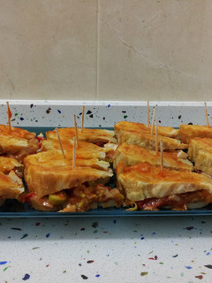 Foto principal de Pincho de tortilla en tosta de atún con pimientos