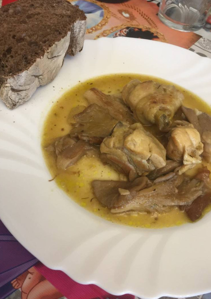 Una foto de Pollo con setas al whisky