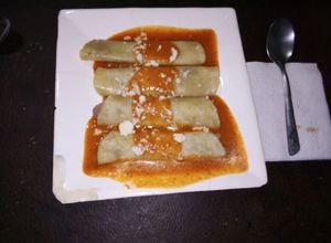 Una foto de Enrolladitas de queso en espejo de guajillo agrio las Correa. Jalisco