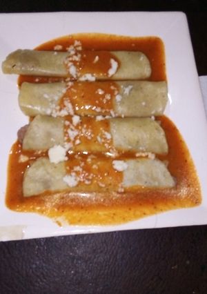 Una foto de Enrolladitas de queso en espejo de guajillo agrio las Correa. Jalisco