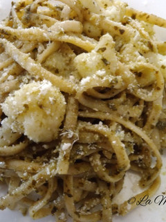 Una foto de Tallarines con salsa pesto y coliflor