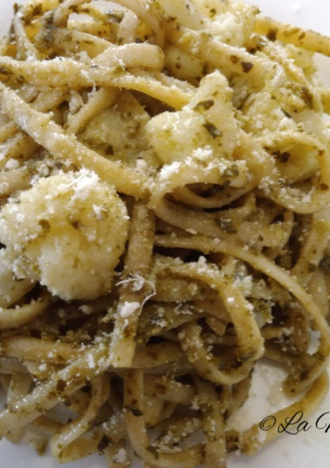 Una foto de Tallarines con salsa pesto y coliflor