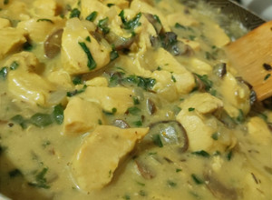 Una foto de Pollo en salsa de champiñones y espinaca 🍽️