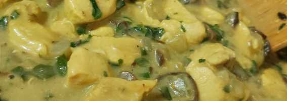Pollo en salsa de champiñones y espinaca 🍽️