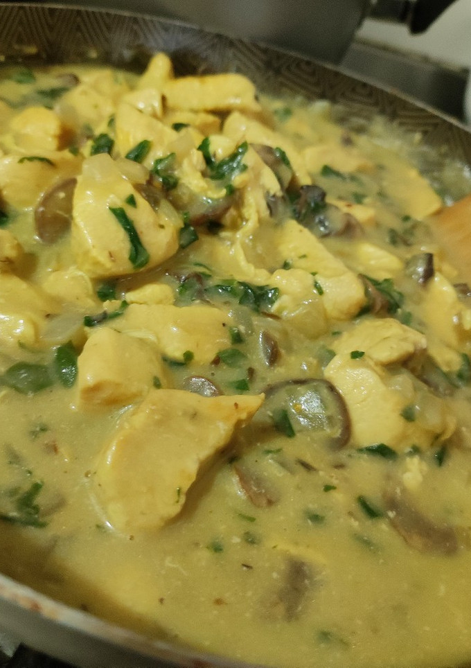Una foto de Pollo en salsa de champiñones y espinaca 🍽️