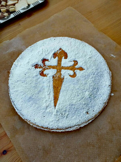 Una foto de Tarta de Santiago con base crujiente