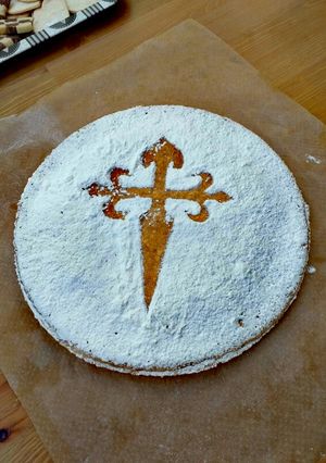 Una foto de Tarta de Santiago con base crujiente