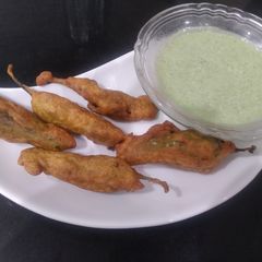 A picture of Hary Mirch pakoray.