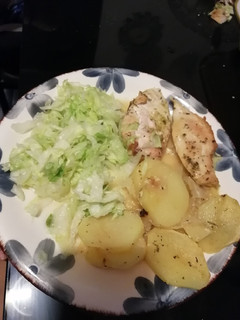 Una foto de Pollo al horno con ensalada
