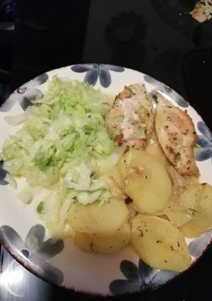 Una foto de Pollo al horno con ensalada