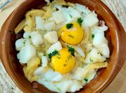 Una foto de chocos encebollado