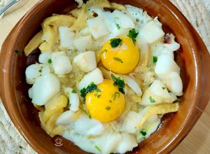 Foto principal de Cazuela de sepia encebollada con patatas fritas y huevos